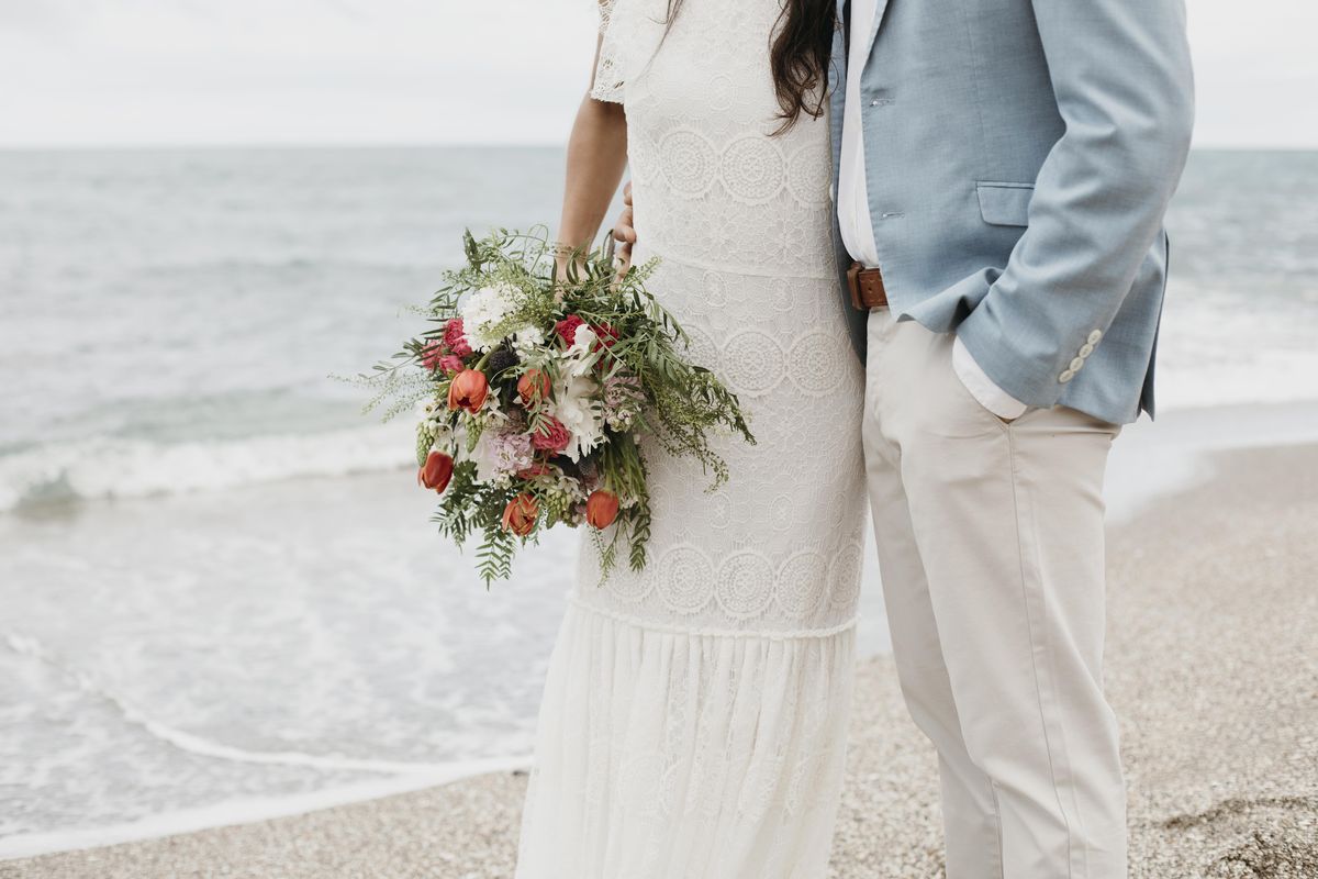 La boda tradicional ha aumentado notablemente desde 2020. La comida, la tarta, los anillos y el champán son algunos de los costes que crecieron, por lo que las parejas actuales eligen otras opciones diferentes a las ya conocidas. La boda tradicional ha aumentado notablemente desde 2020. La comida, la tarta, los anillos y el champán son algunos de los costes que crecieron, por lo que las parejas actuales eligen otras opciones diferentes a las ya conocidas.