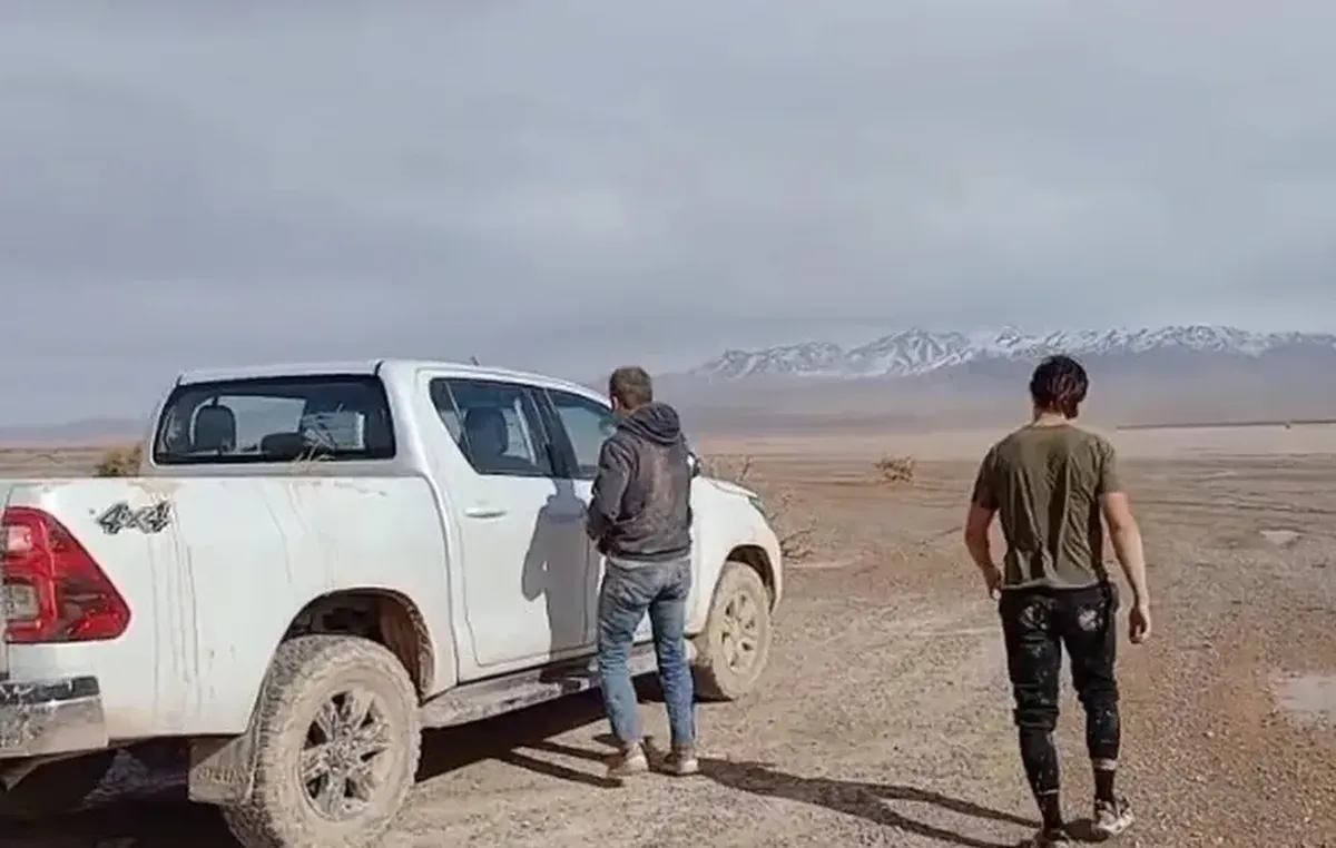 La camioneta ingresó un kilómetro y medio en la Pampa del Leoncito y provocó severos daños en el suelo arcilloso. La camioneta ingresó un kilómetro y medio en la Pampa del Leoncito y provocó severos daños en el suelo arcilloso.