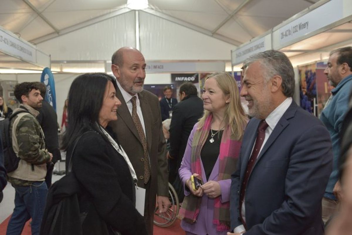 Alfredo Cornejo compartió con la vicegobernadora Hebe Casado la inauguración de la Sitevinitech. Alfredo Cornejo compartió con la vicegobernadora Hebe Casado la inauguración de la Sitevinitech.