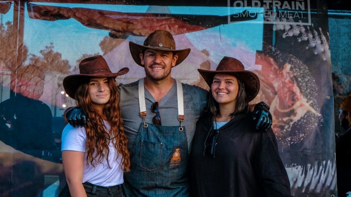 Gustavo Gómez y sus hijas mayores, Pía, que no iba en el auto, y Micaela, quien permanece internada. Diario UNO le hizo una entrevista en 2022 por ser aficionado gastronómico de carnes ahumadas. Gustavo Gómez y sus hijas mayores, Pía, que no iba en el auto, y Micaela, quien permanece internada. Diario UNO le hizo una entrevista en 2022 por ser aficionado gastronómico de carnes ahumadas.