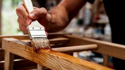 Si quieres que tus muebles y manualidades tengan un mejor acabado, te enseñamos cómo preparar barniz casero.