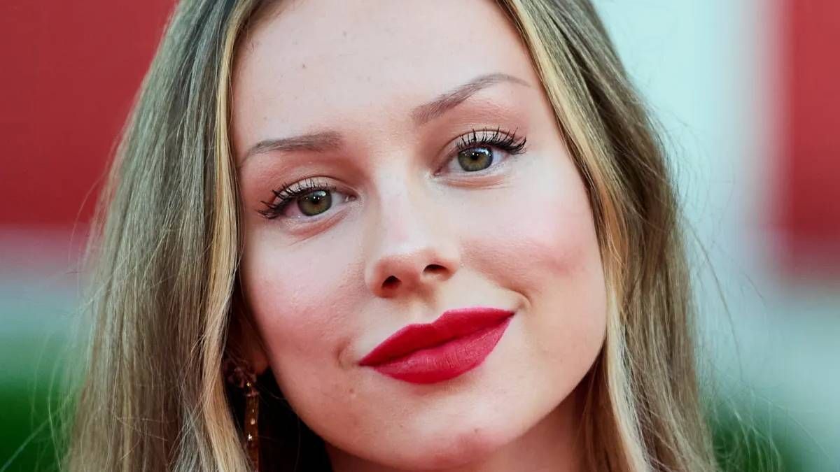 Ester Expósito se luce en netflix con Alguien tiene que morir, la serie mexicana.