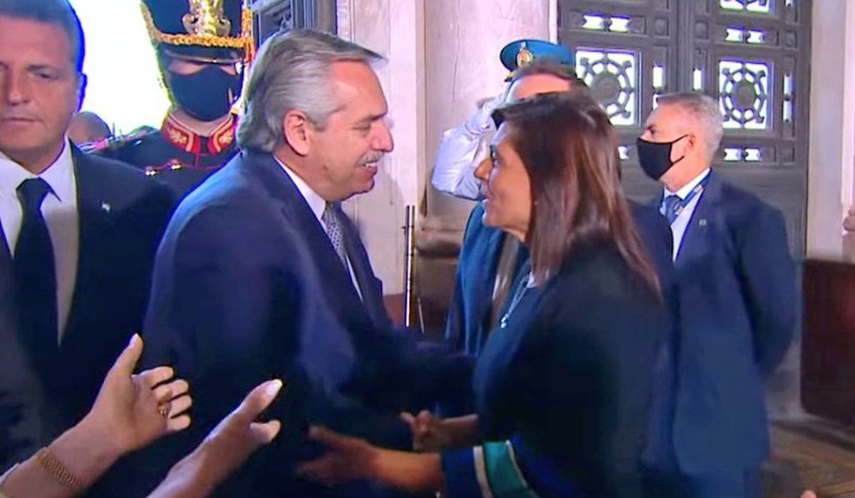 La senadora mendocina Mariana Juri fue una de las encargadas de recibir al Presidente en el Congreso