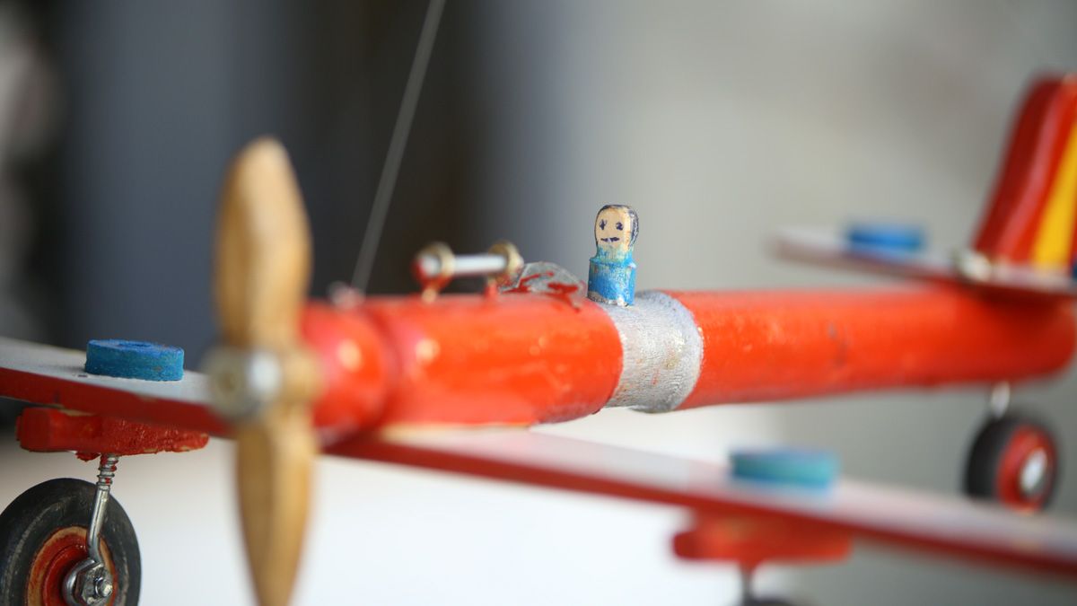 El colorido, la creatividad y el uso de un material como la madera hacen de cada juguete de Armando piezas únicas.