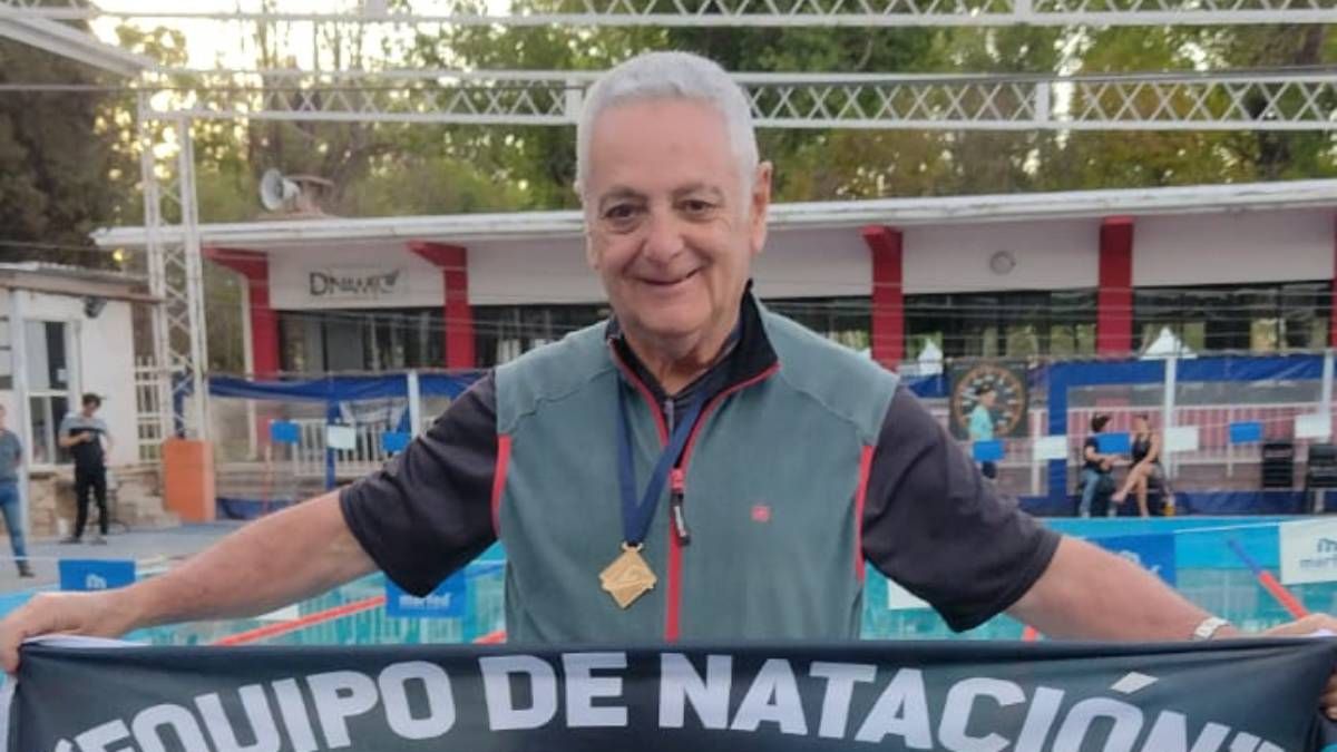 Osvaldo Fabre el campeón de natación con 78 años. Afirma que nadar es bueno para el cuerpo y la mente.