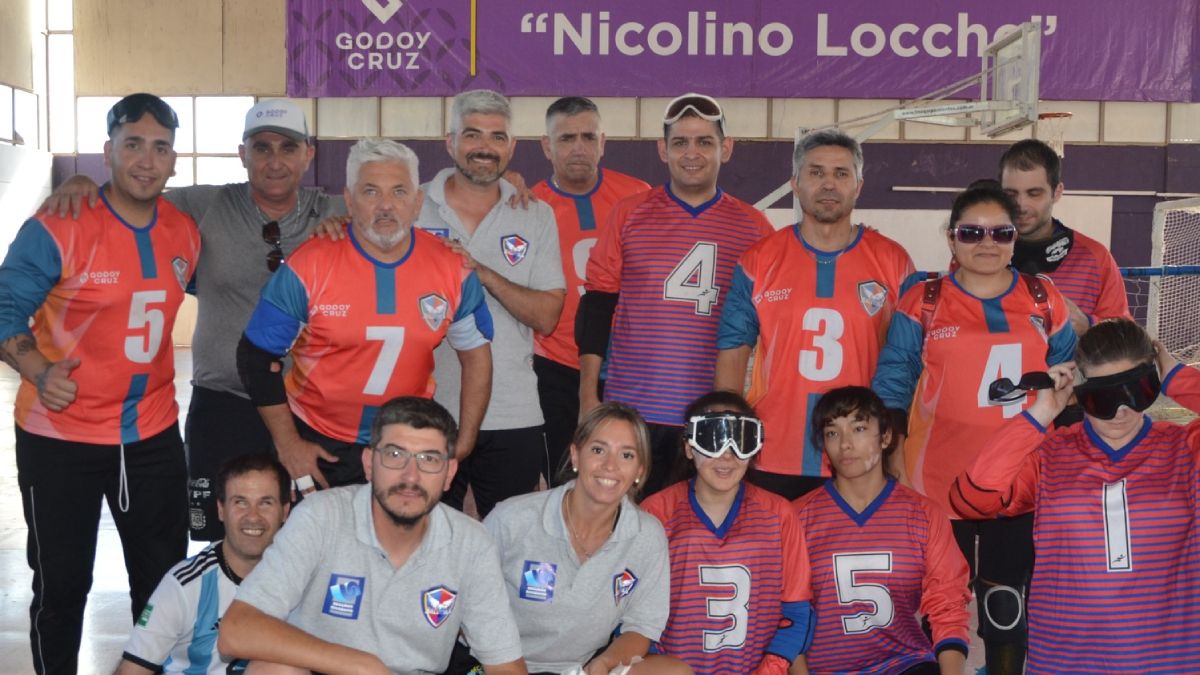 Los Halcones. Este es el equipo mendocino que creó Rodríguez para practicar Goalball, un deporte que fue ideado en la post guerra para quienes sufrieron la pérdida de la vista.