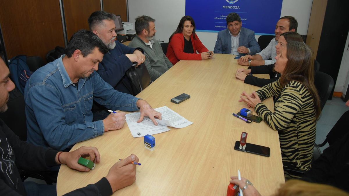 Encuentro paritario entre representantes del SUTE y el Gobierno.