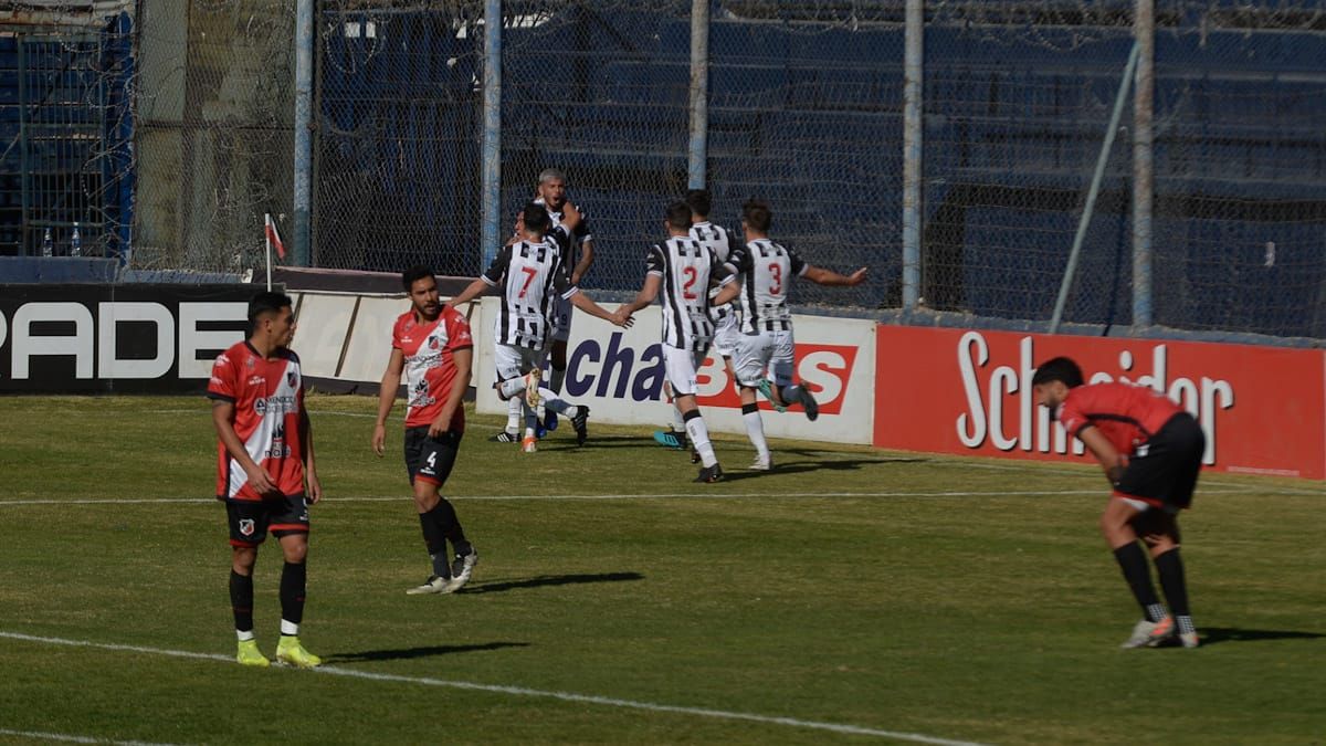 El Lobo festeja en cancha de la Lepra, ante el Cruzado (UNO/Martín Pravata).