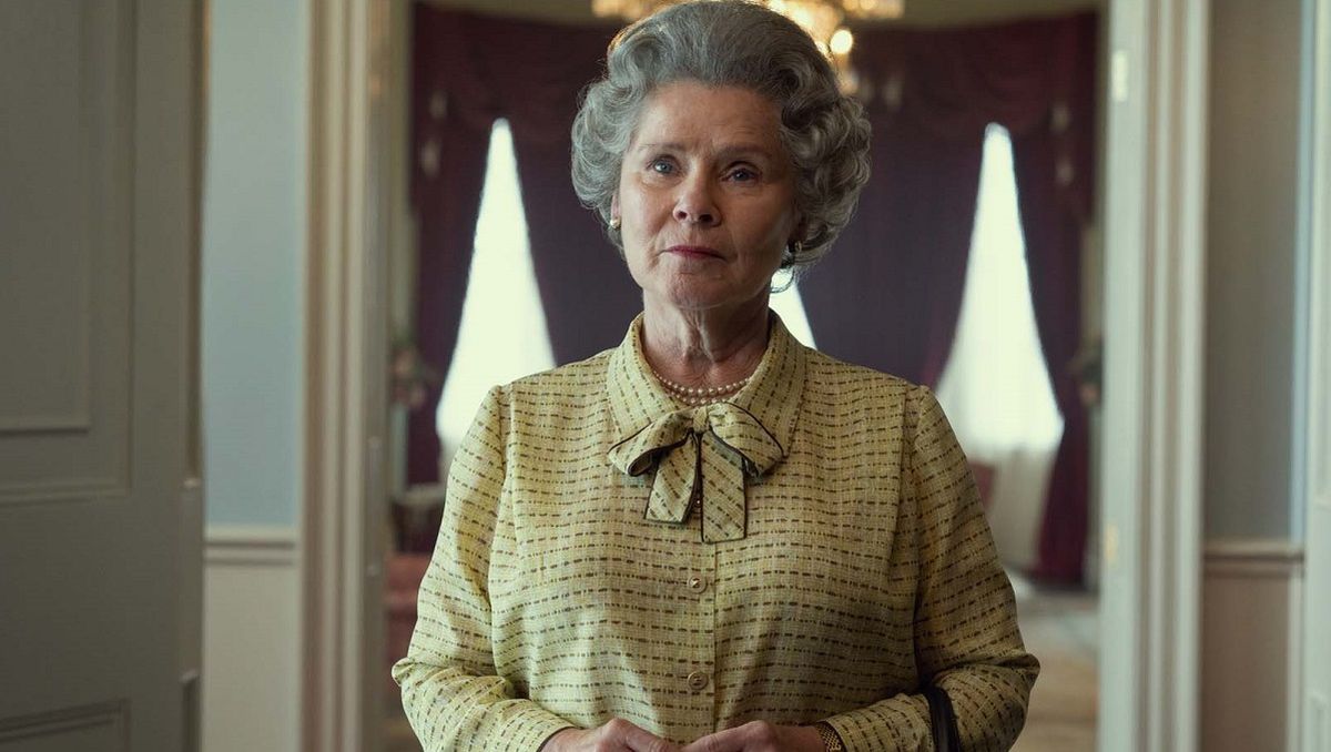 Imelda Staunton le da vida a la reina Isabel II en la quinta temporada de The Crown, por Netflix.