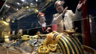 Un carro funerario de Tutankamón es trasladado al nuevo museo de El Cairo