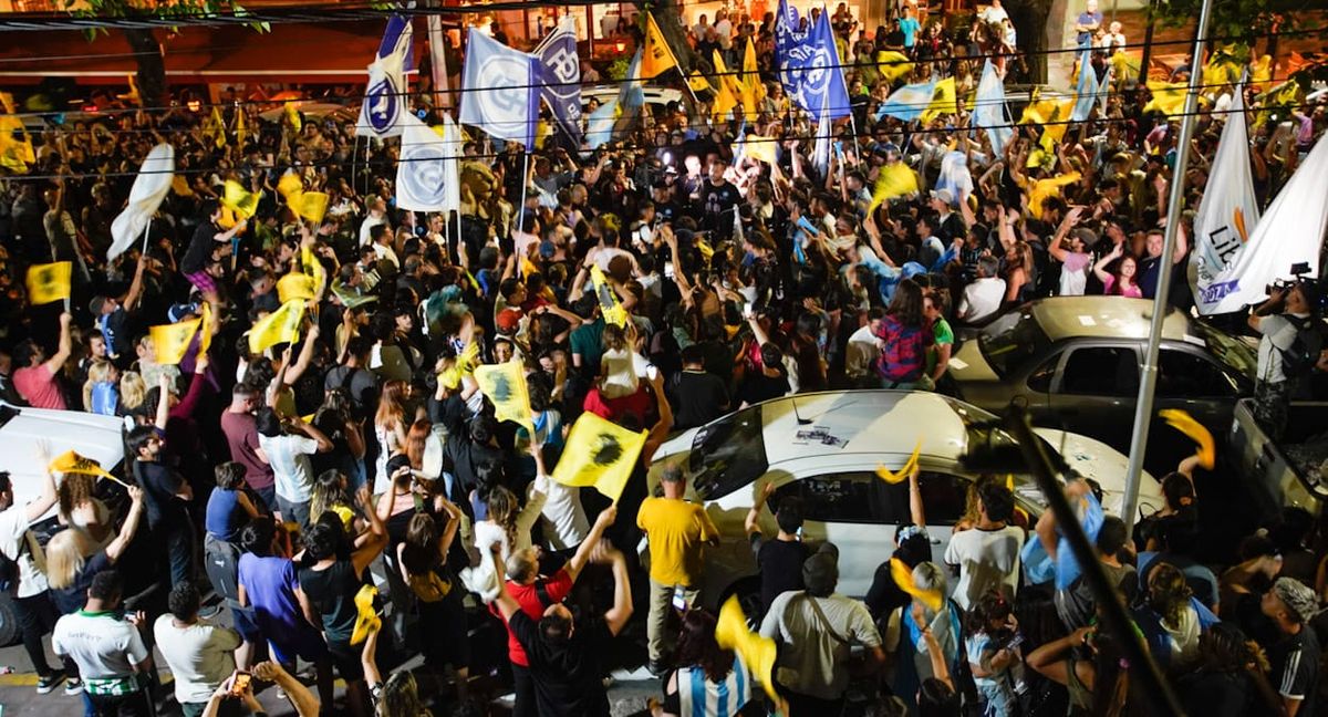 Miles de manifestantes se volcaron a las calles para celebrar la victoria de La Libertad Avanza.