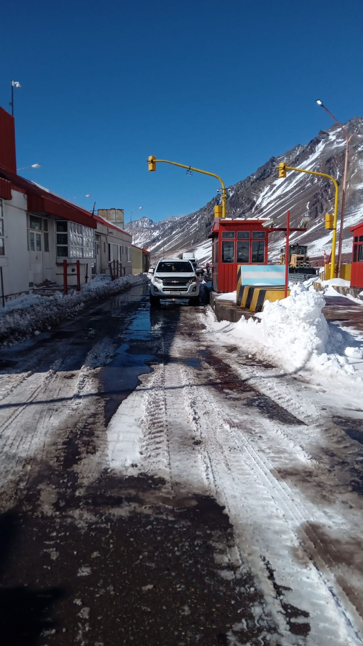 Este es el primer veh&iacute;culo que cruz&oacute; del lado argentino al chileno cerca de las 14 de este viernes. Gentileza: Gendarmer&iacute;a Nacional.