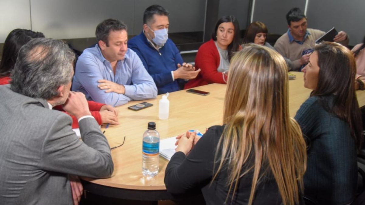 Durante las conversaciones, los referentes del SUTE decidieron llevar la propuesta salarial a sus bases. El viernes que viene volverán a verse las caras con los negociadores del Ejecutivo.