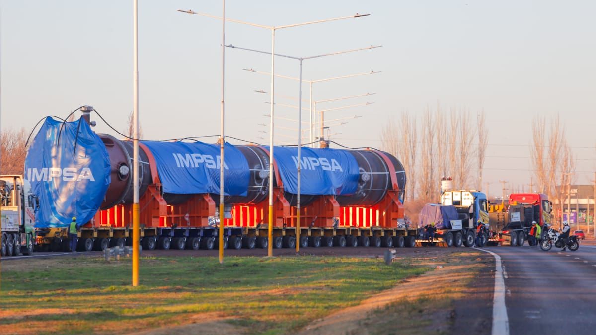 Se calcula que el traslado del reactor desde la planta de IMPSA hacia YPF demore de 3 a 5 días. Se calcula que el traslado del reactor desde la planta de IMPSA hacia YPF demore de 3 a 5 días.