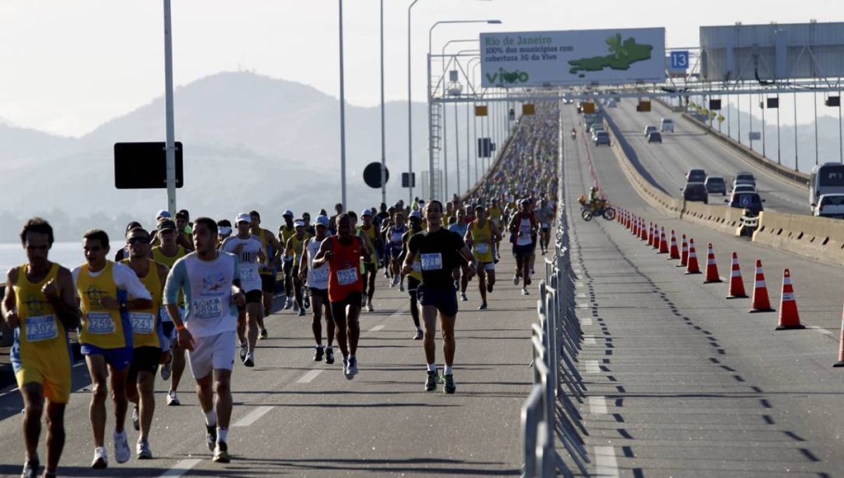 La estructura une a la Avenida Brasil, de la ciudad de Río de Janeiro, con la Avenida do Contorno, en Niterói. Forma parte de la carretera federal BR-101 La estructura une a la Avenida Brasil, de la ciudad de Río de Janeiro, con la Avenida do Contorno, en Niterói. Forma parte de la carretera federal BR-101