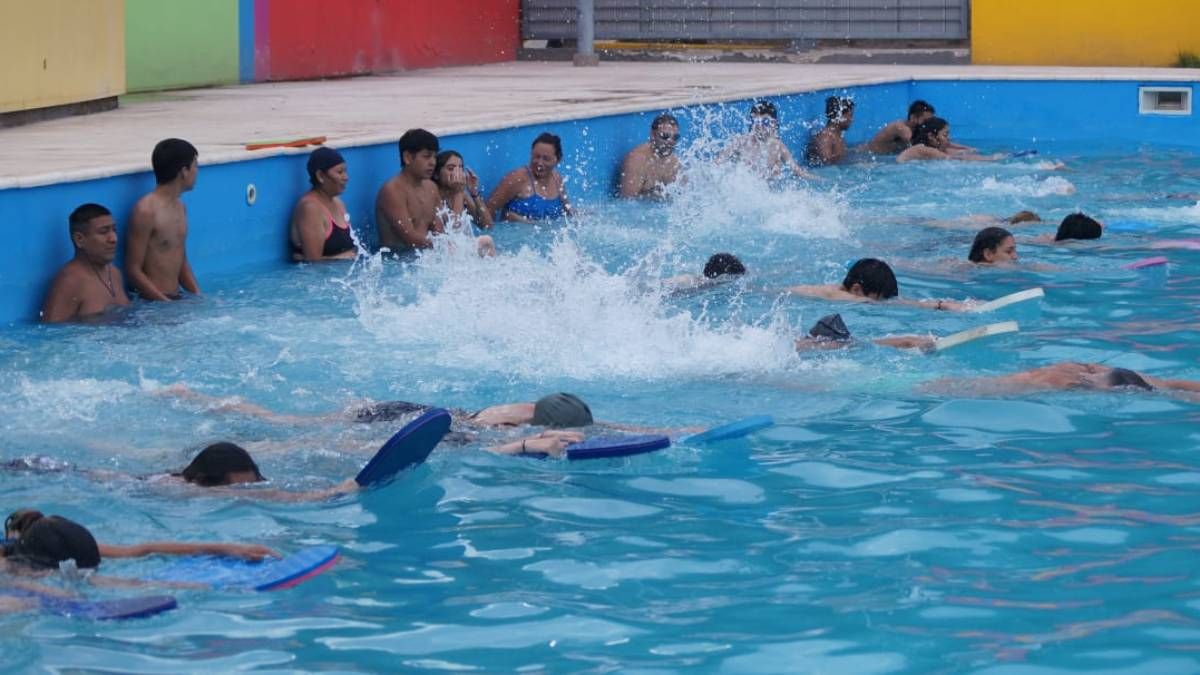 Nunca es tarde para dar el primer chapoteo y salir nadando. La municipalidad de Guaymallén dicta clases gratuitas de natación para mayores de 18 años y hasta 55 en los polis. Nunca es tarde para dar el primer chapoteo y salir nadando. La municipalidad de Guaymallén dicta clases gratuitas de natación para mayores de 18 años y hasta 55 en los polis.