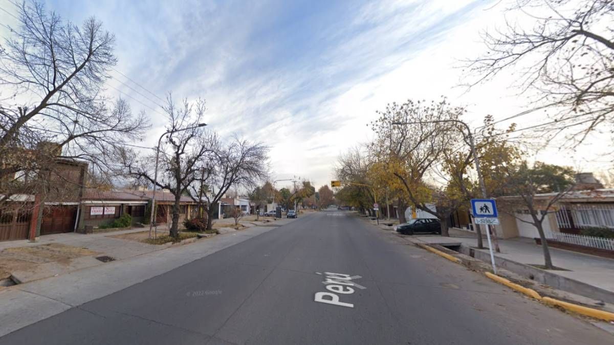 El conductor borracho chocó contra un árbol en calles Perú y Santa Fe. El conductor borracho chocó contra un árbol en calles Perú y Santa Fe.