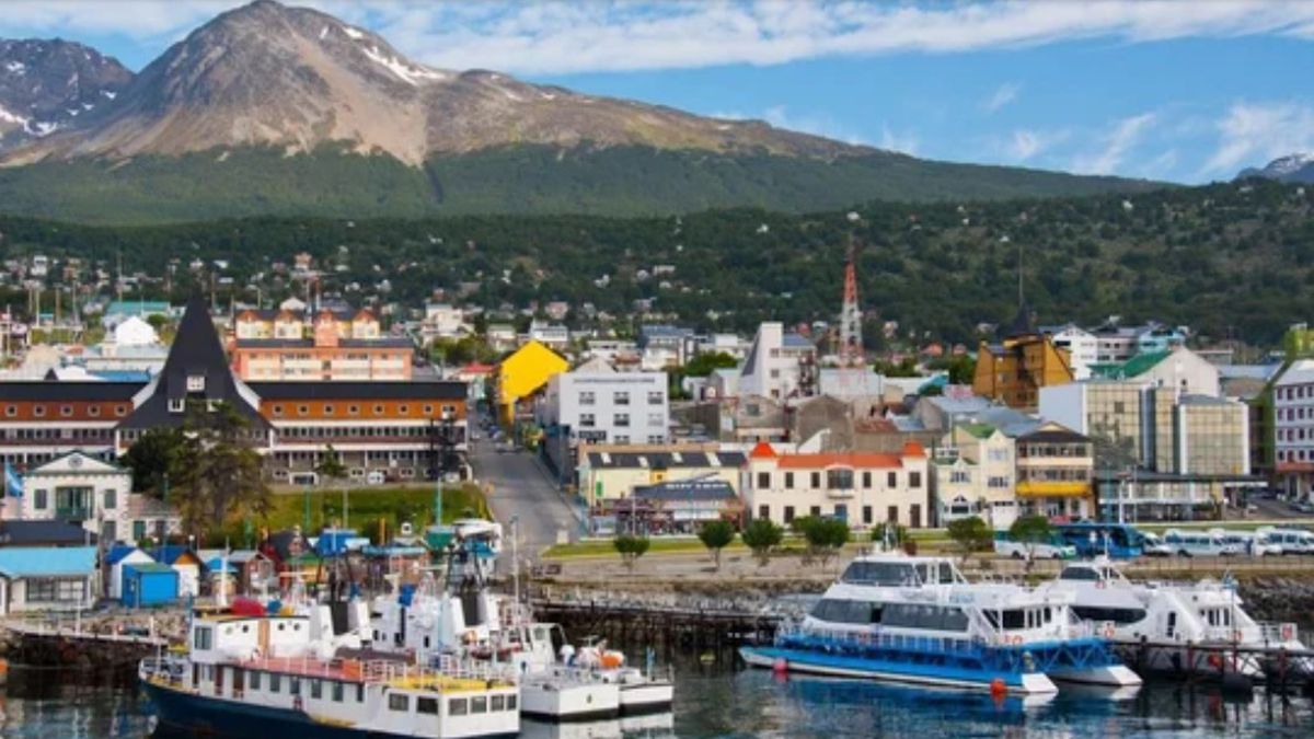 Ushuaia es uno de los destinos turísticos destacados que es visitado principalmente en época veraniega Ushuaia es uno de los destinos turísticos destacados que es visitado principalmente en época veraniega
