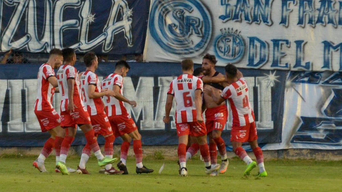 Patricio Cucchi, un ex Gimnasia, marcó el segundo de Instituto