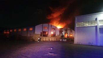 Un incendio se desató en un galpón de nueces en Guaymallén y las pérdidas son importantes
