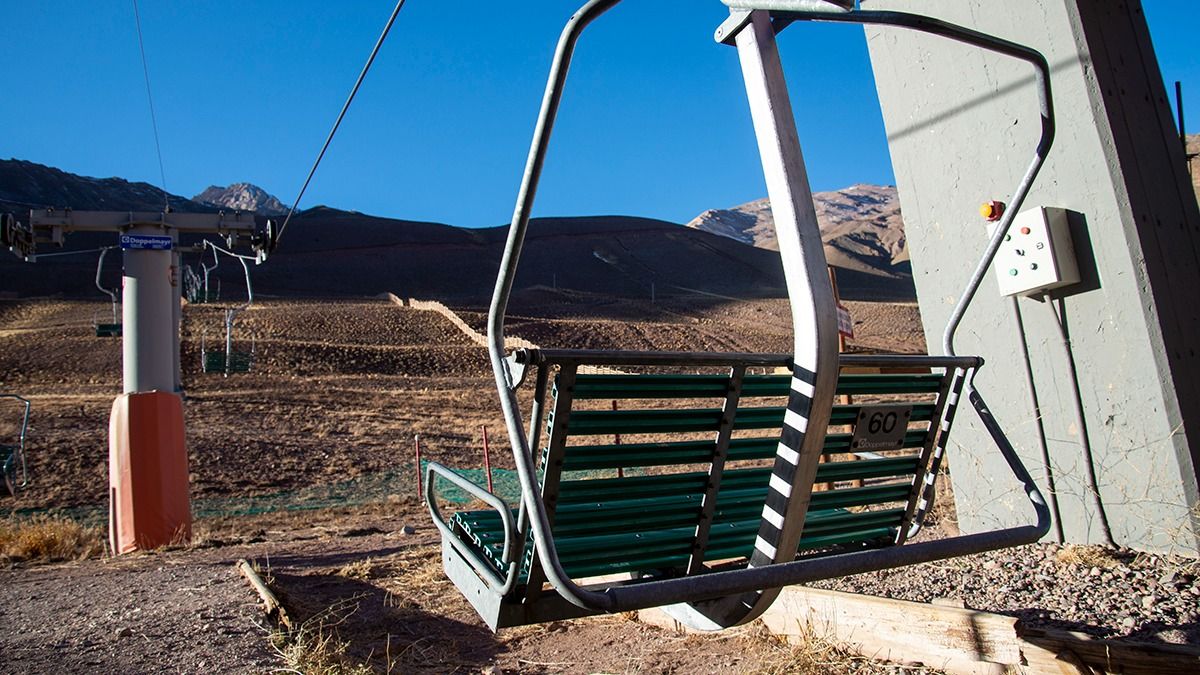 Las sillas quedaron colgadas, haciendo peso sobre los cables.