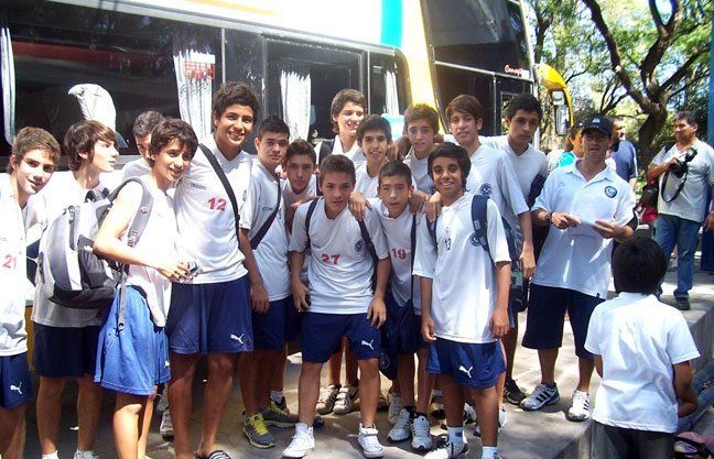 Los chicos de Independiente viajaron a La Plata para su debut