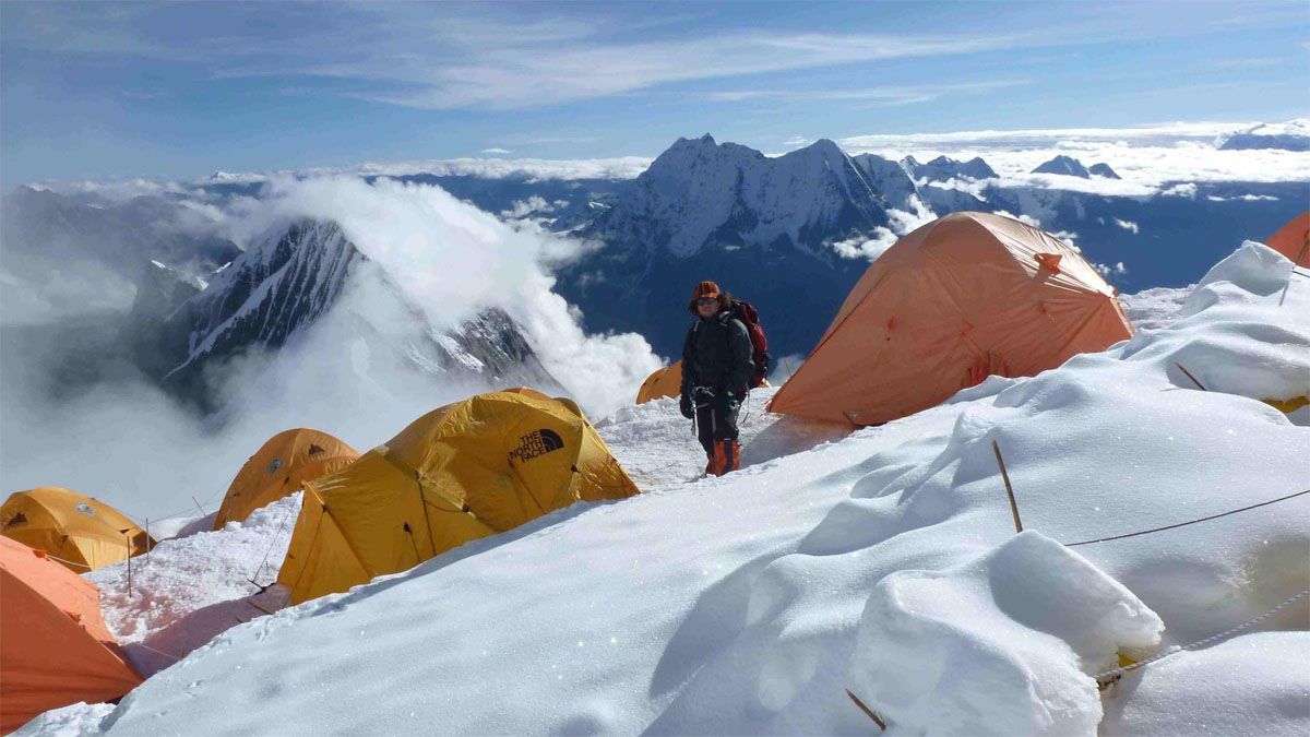 Luego de sufrir un infarto y un ACV en el Himalaya, se esforzó para recuperarse y volver a la montaña. Lo consiguió con ayuda de un perro de asistencia al que llamó Oro. Luego de sufrir un infarto y un ACV en el Himalaya, se esforzó para recuperarse y volver a la montaña. Lo consiguió con ayuda de un perro de asistencia al que llamó Oro.