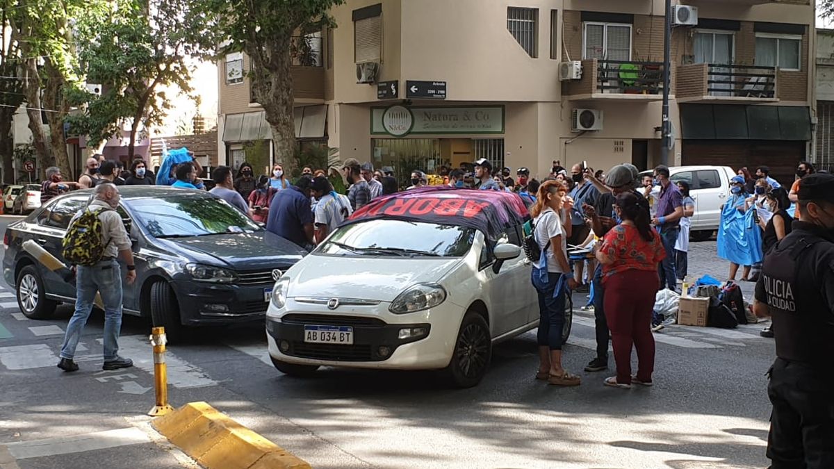 Escrache. Durante dos horas manifestantes se reunieron frente a la vivienda de Suarez Lastra.