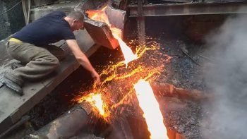 ¿Un 'Iron Man' de carne y hueso?: un obrero metió la mano en metal fundido