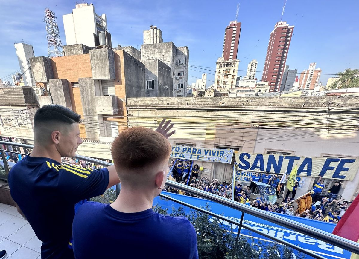 Roncaglia y Barco saludan a los hinchas de Boca en Santa Fe antes de jugar con Unión Roncaglia y Barco saludan a los hinchas de Boca en Santa Fe antes de jugar con Unión