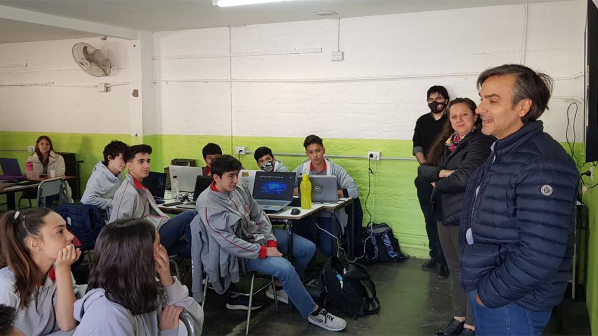 El Colegio Tomás Alva Edison fue seleccionado por Microsoft como una de las 17 escuelas más innovadoras del mundo. En la foto se ve al representante de la compañía en el país, Mariano Yacovino.