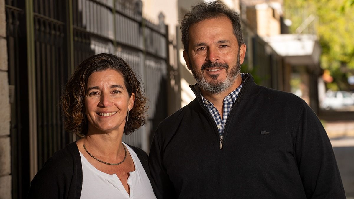 Mora y Hughes también son familia junto con 4 hijos.