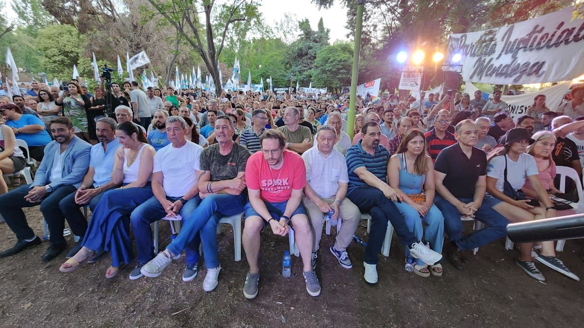Primera fila: Fernando Ubieta, Martín Hinojosa, Marisa Uceda, Adolfo Bermejo, Alejandro Bermejo, Lucas Ilardo (de pantalones cortos), Celso Jaque, Carlos Ciurca y Jorge Pujol, entre otros.