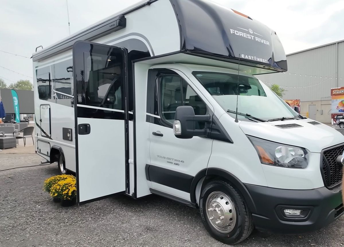 Esta motorhome tiene espacio para toda la familia. Esta motorhome tiene espacio para toda la familia.