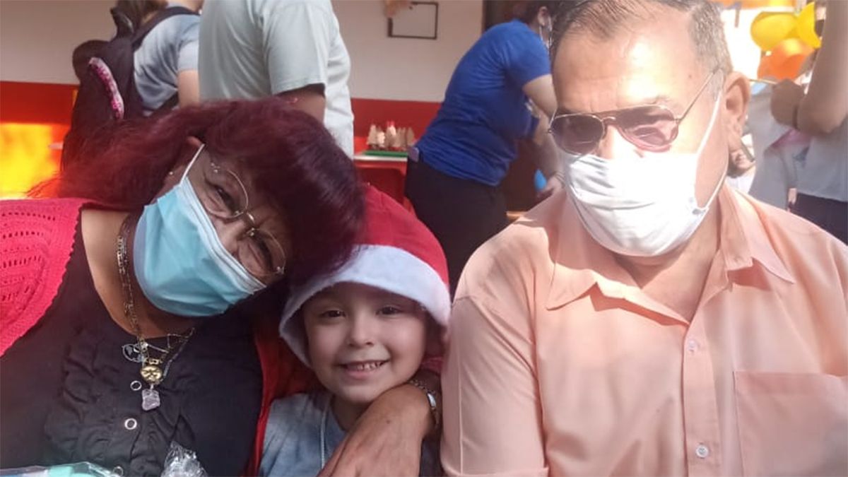 Marité, su nieto y el marido, Horacio Márquez, parte de la familia a la que tanto cuida