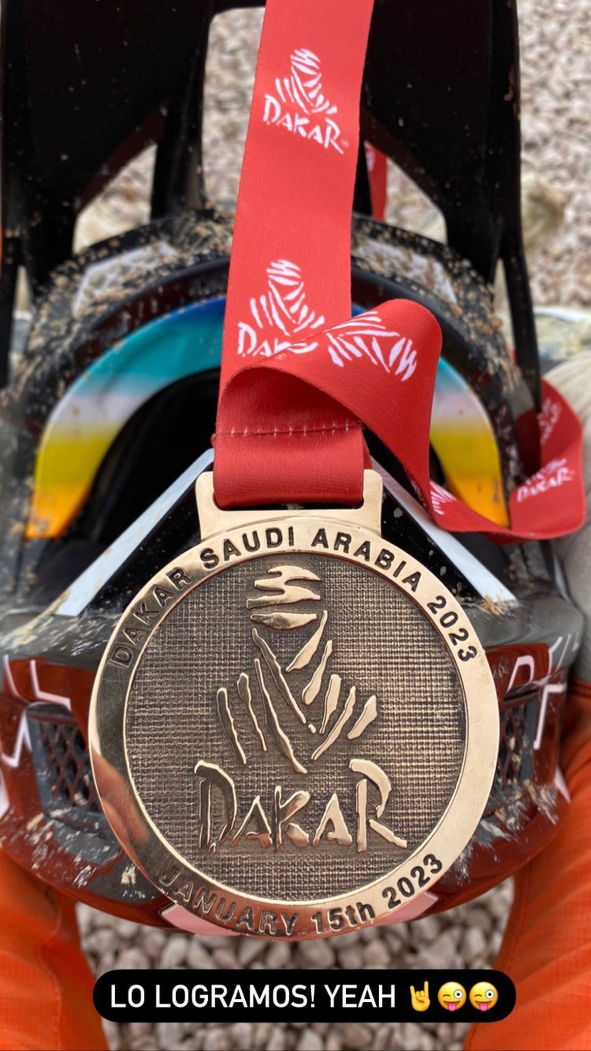 Stefano Caimi compartió su medalla del Dakar en la llegada