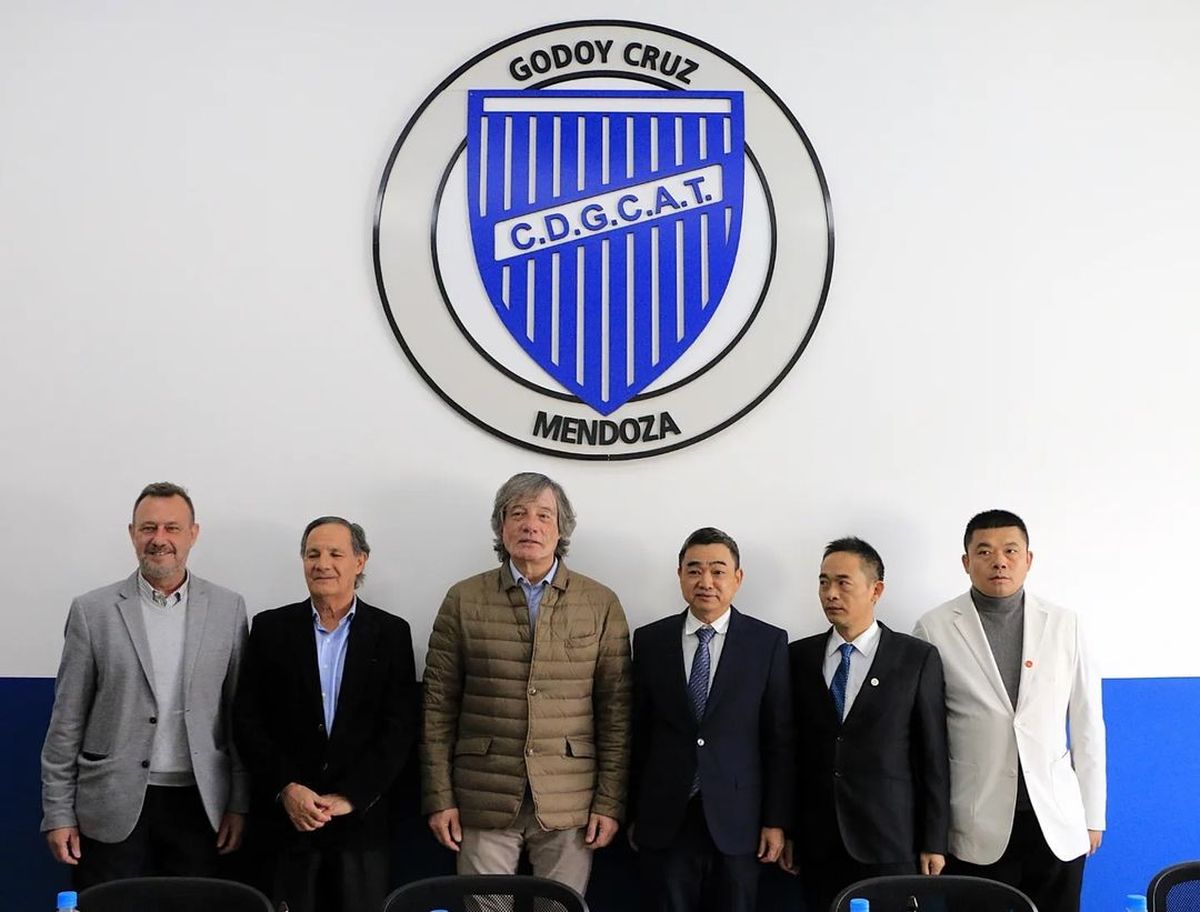 Alejandro Chapini, presidente de Godoy Cruz, con la Delegación del Consejo Chino de Promoción del Comercio Internacional de Jiangxi. Alejandro Chapini, presidente de Godoy Cruz, con la Delegación del Consejo Chino de Promoción del Comercio Internacional de Jiangxi.