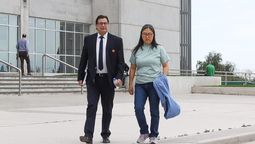 Condenada pero libre. Kumiko Kosaka y su abogado, Carlos Varela Álvarez, tras haber escuchado la sentencia a 20 años de cárcel por abuso sexual en el caso Próvolo II. Fotos: Cristián Lozando