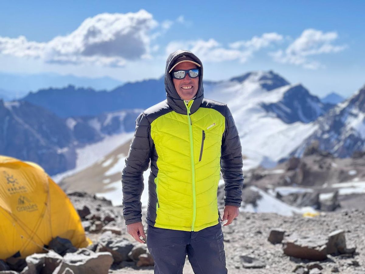 El camarógrafo de El Siete se mostró de buen ánimo, disfrutando el paisaje de Nido de Cóndores, antes de hacer cumbre en el Aconcagua. El camarógrafo de El Siete se mostró de buen ánimo, disfrutando el paisaje de Nido de Cóndores, antes de hacer cumbre en el Aconcagua.