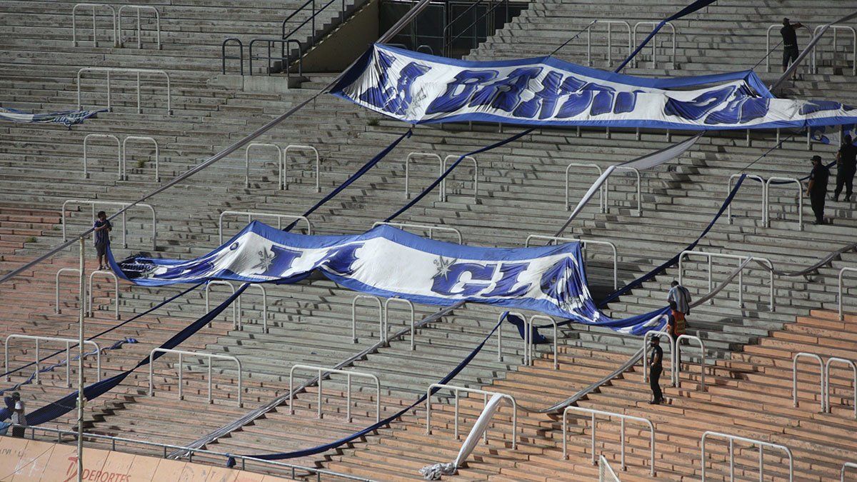 Los hinchas del Tomba insultaron a la dirigencia y a los jugadores.