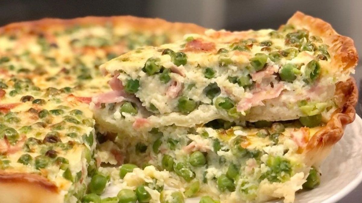 La receta de tarta de arvejas sale cremosa por dentro y con queso gratinado por arriba.