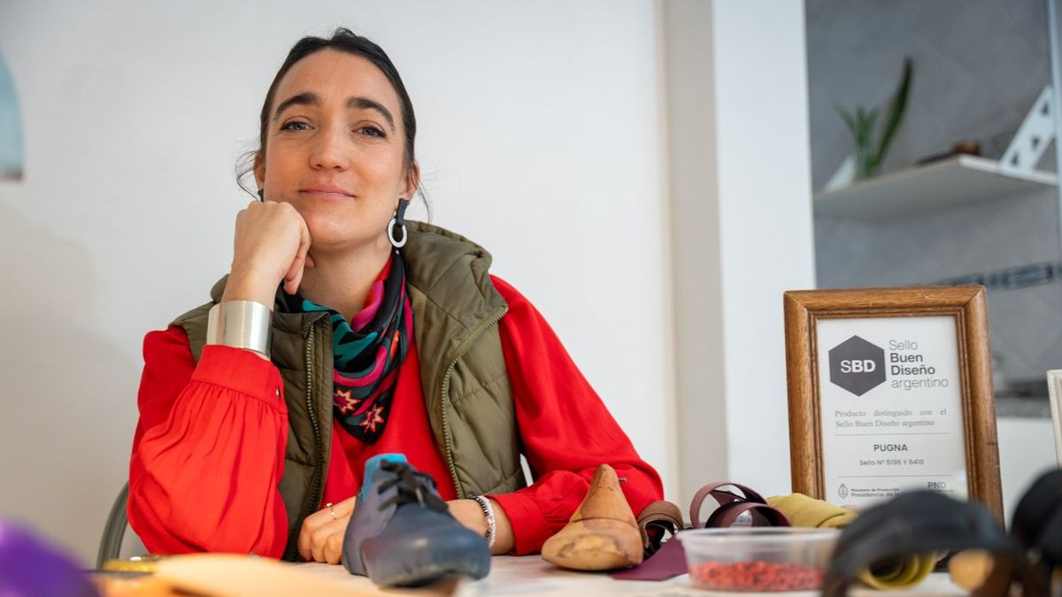 La diseñadora industrial tiene 37 años y descubrió su pasión por los zapatos de casualidad, al tomar un curso cuando se recibió para ampliar sus conocimientos en diseño. La diseñadora industrial tiene 37 años y descubrió su pasión por los zapatos de casualidad, al tomar un curso cuando se recibió para ampliar sus conocimientos en diseño.