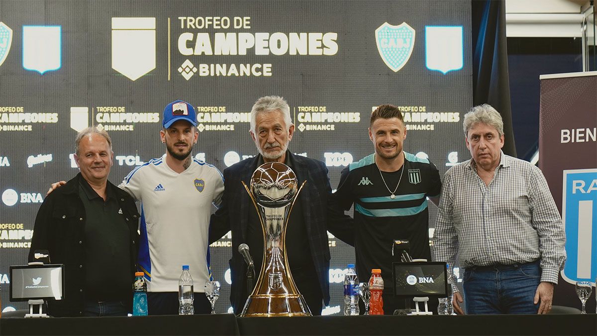 Darío Benedetto, de Boca e Iván Pillud, de Racing, están con el gobernador de San Luis y autoridades de ambos equipos. Está en juego el Trofeo de Campeones.