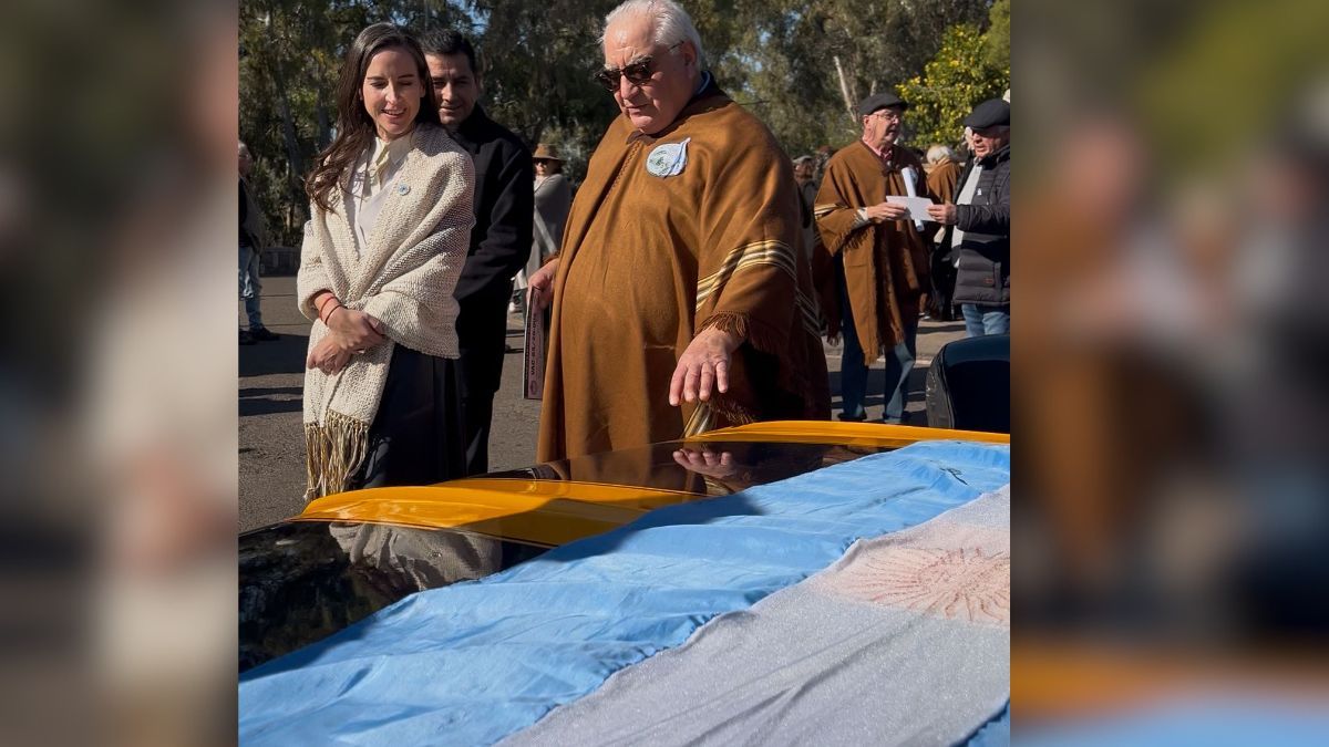 La ministra de Seguridad, Mercedes Rus y los miembros de la Asociación de Autos Antiguos de Mendoza, en el Cerro de la Gloria, en el acto de entrega de las obleas que indican que pertenecen al Registro. La ministra de Seguridad, Mercedes Rus y los miembros de la Asociación de Autos Antiguos de Mendoza, en el Cerro de la Gloria, en el acto de entrega de las obleas que indican que pertenecen al Registro.