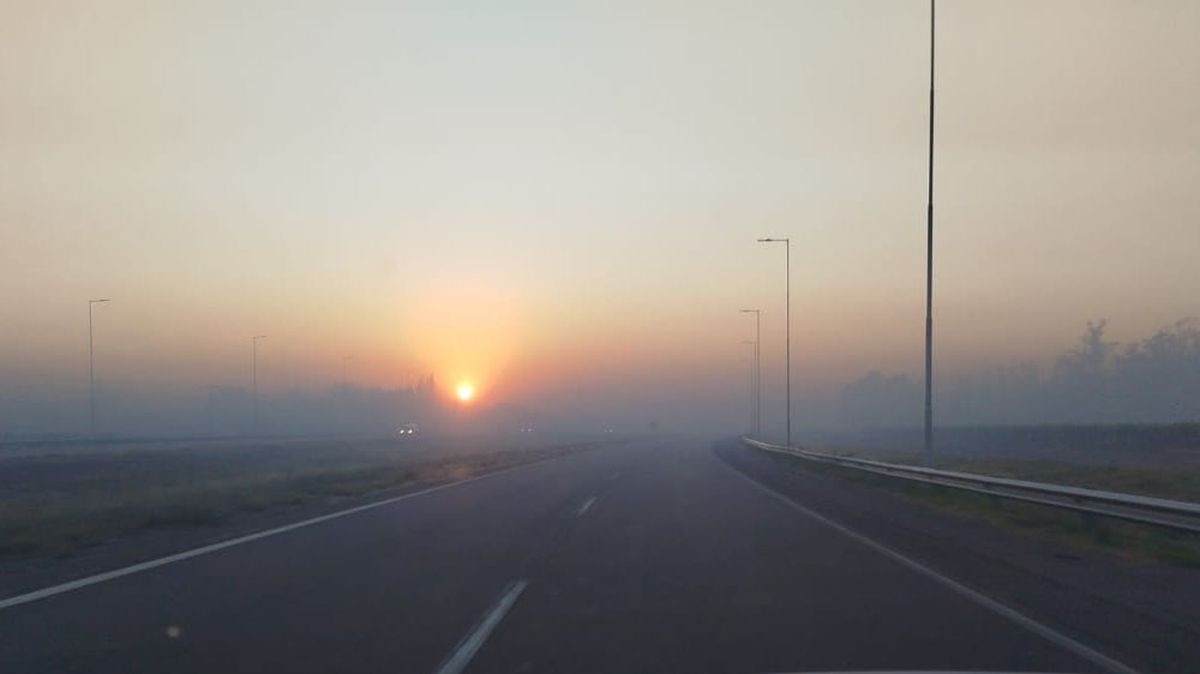 Los productores combatieron con quemadores las heladas tardías y provocan una densa capa de humo en diferentes rutas y accesos. Los productores combatieron con quemadores las heladas tardías y provocan una densa capa de humo en diferentes rutas y accesos.