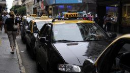 Los taxistas se fueron del Concejo con promesas de aumento y levantaron el paro