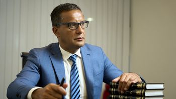 Una vez más, el juez Sebastián Sarmiento frenó el retiro de celulares en dos cárceles