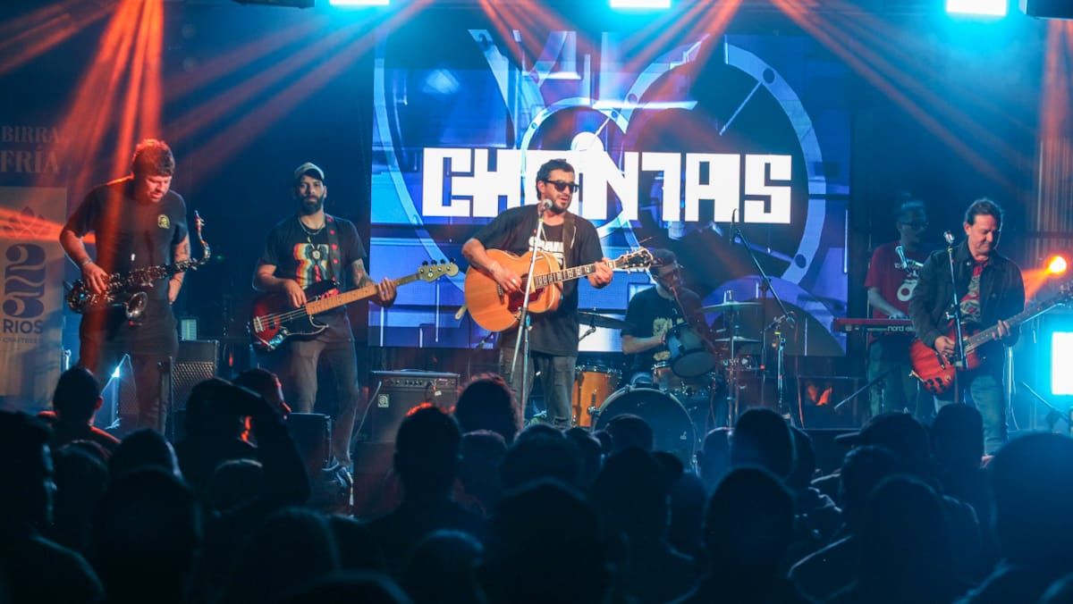 Los Chantas arriba del escenario con una nueva demostración de que hay rock en Mendoza. Los Chantas arriba del escenario con una nueva demostración de que hay rock en Mendoza.