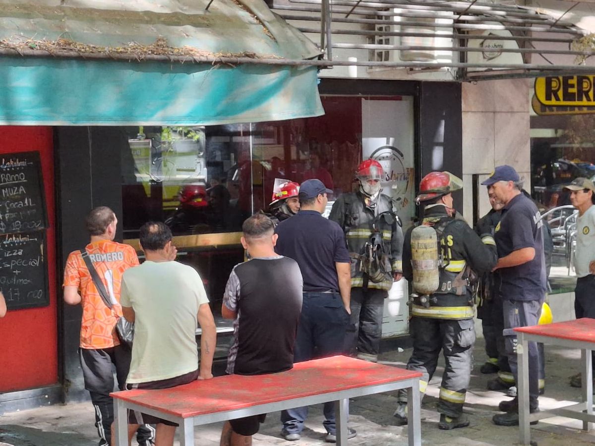 En un primer momento, los trabajadores lograron contener las llamas con los extintores. En un primer momento, los trabajadores lograron contener las llamas con los extintores.