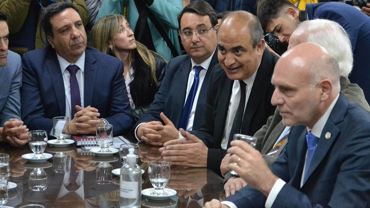 Los jueces de la Suprema Corte de Justicia con legisladores cuando presentaron las modificaciones al proyecto del Gobierno.